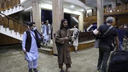 Talebanët u kërkojnë imamëve t’i bindin besimtarët se s’janë të rrezikuar