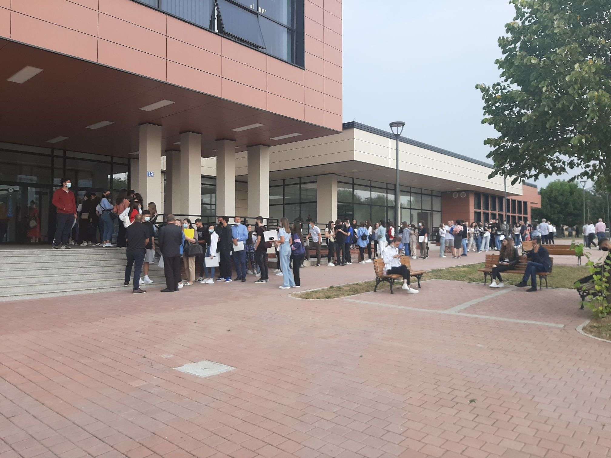 Radhë të gjata të aplikuesve në Fakultetin e Mjekësisë, pa maska e distancë