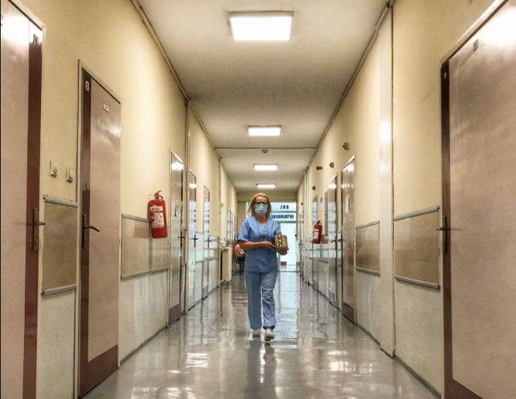 Spitali i Pejës mbushet me pacientë me COVID-19, hapet reparte të tjera për trajtim