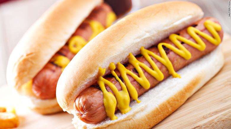 Ngrënia e një hot-dogu mund të shkurtojë jetën tuaj për 36 minuta, thotë studimi