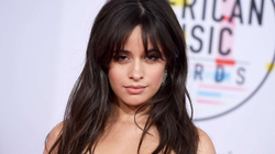 Camila Cabello mohon se është fejuar, nuk e di se cili është gishti i unazës