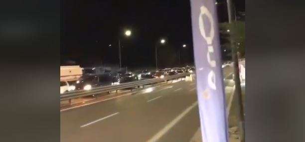 Në pikën kufitare të Morinës protestohet me bori veturash për shkak të pritjeve të gjata