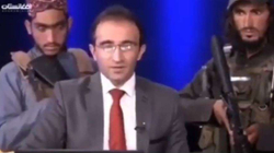 Prezantuesi jep lajmet i rrethuar nga talebanët me kallashnikovë