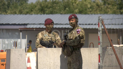 Ushtarët britanikë ruajnë hyrjen në kampin e refugjatëve afganë