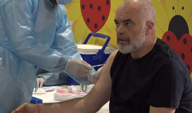 Rama vaksinohet me dozën e tretë: Administrata nuk do të shkojë në punë pa vaksinë