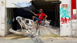 Artisti i rrugës i kthen muret e rrënuara në art grafiti 3D