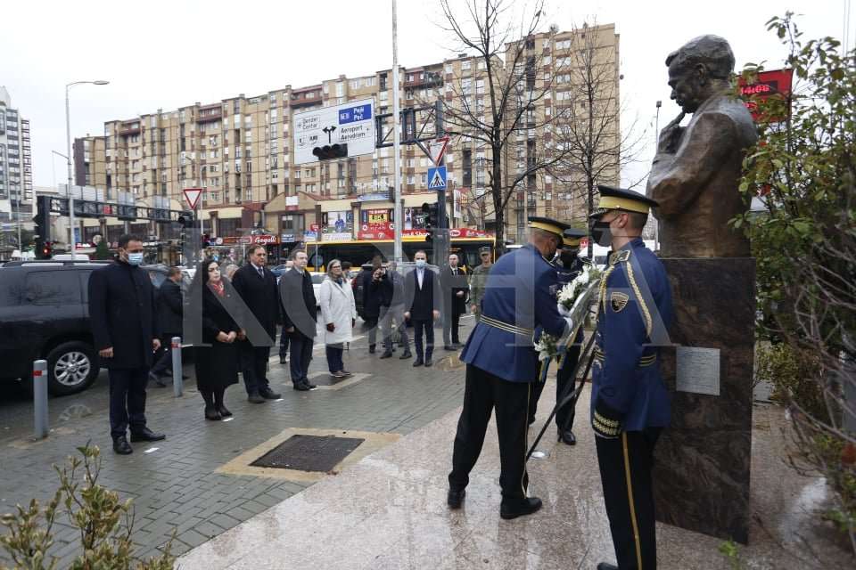 Osmani, Kurti e Konjufca bëjnë homazhe te busti i Bob Dole