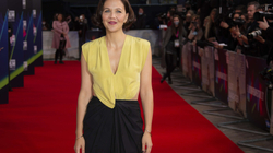 Maggie Gyllenhaal debuton si regjisore me filmin “The Lost Daughter”