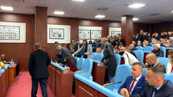 PDK-ja nuk qëndroi në sallë kur dha betimin kryetari Zenun Elezaj