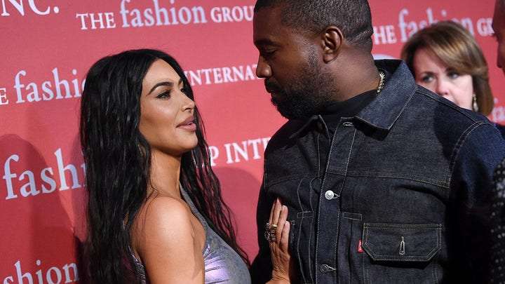 West e lut Kimin t’i kthehet gjatë koncertit ku ishte edhe ajo e pranishme