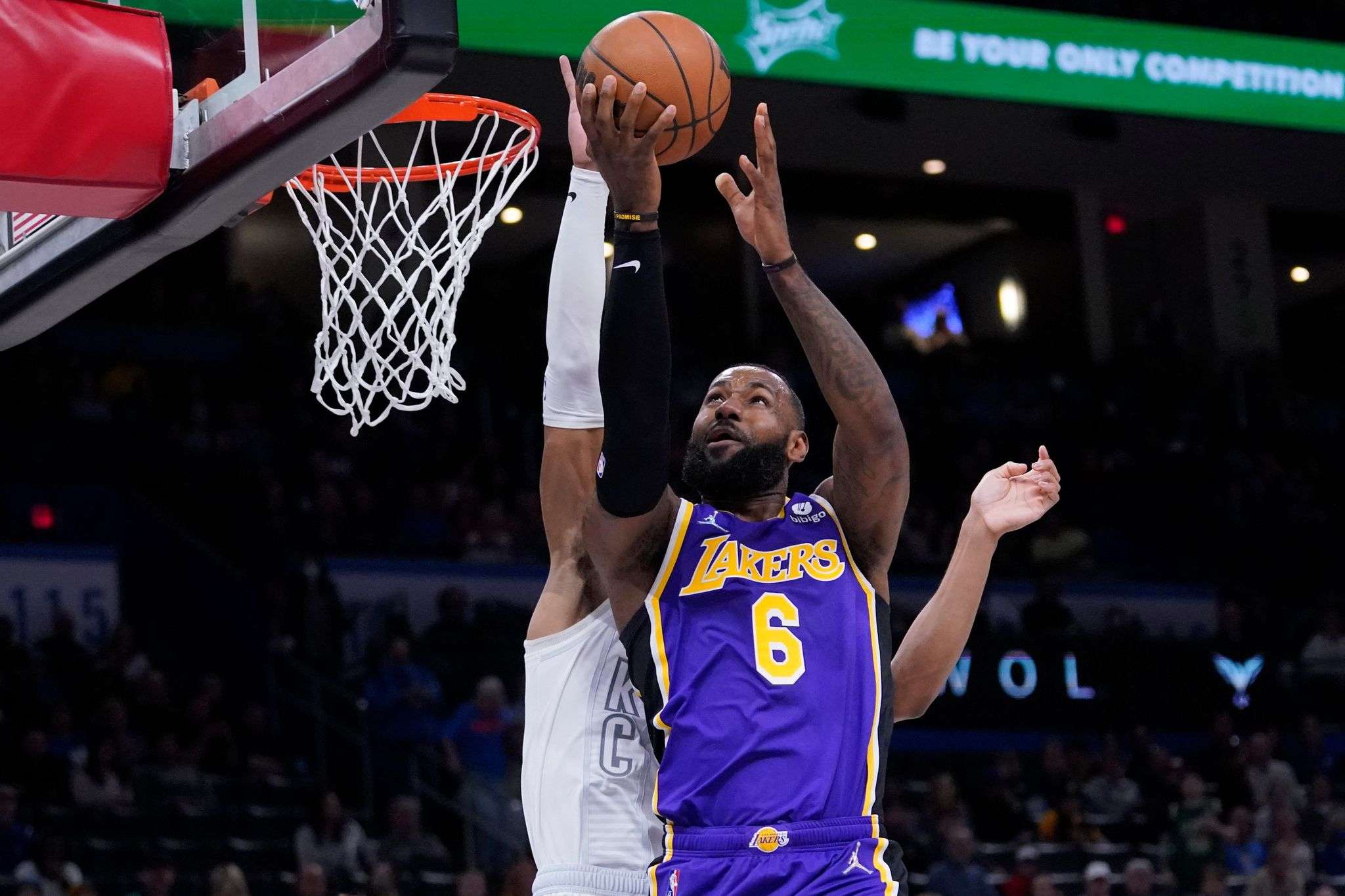 Antetokounmpo dhe James shkëlqejnë me skuadrat e tyre