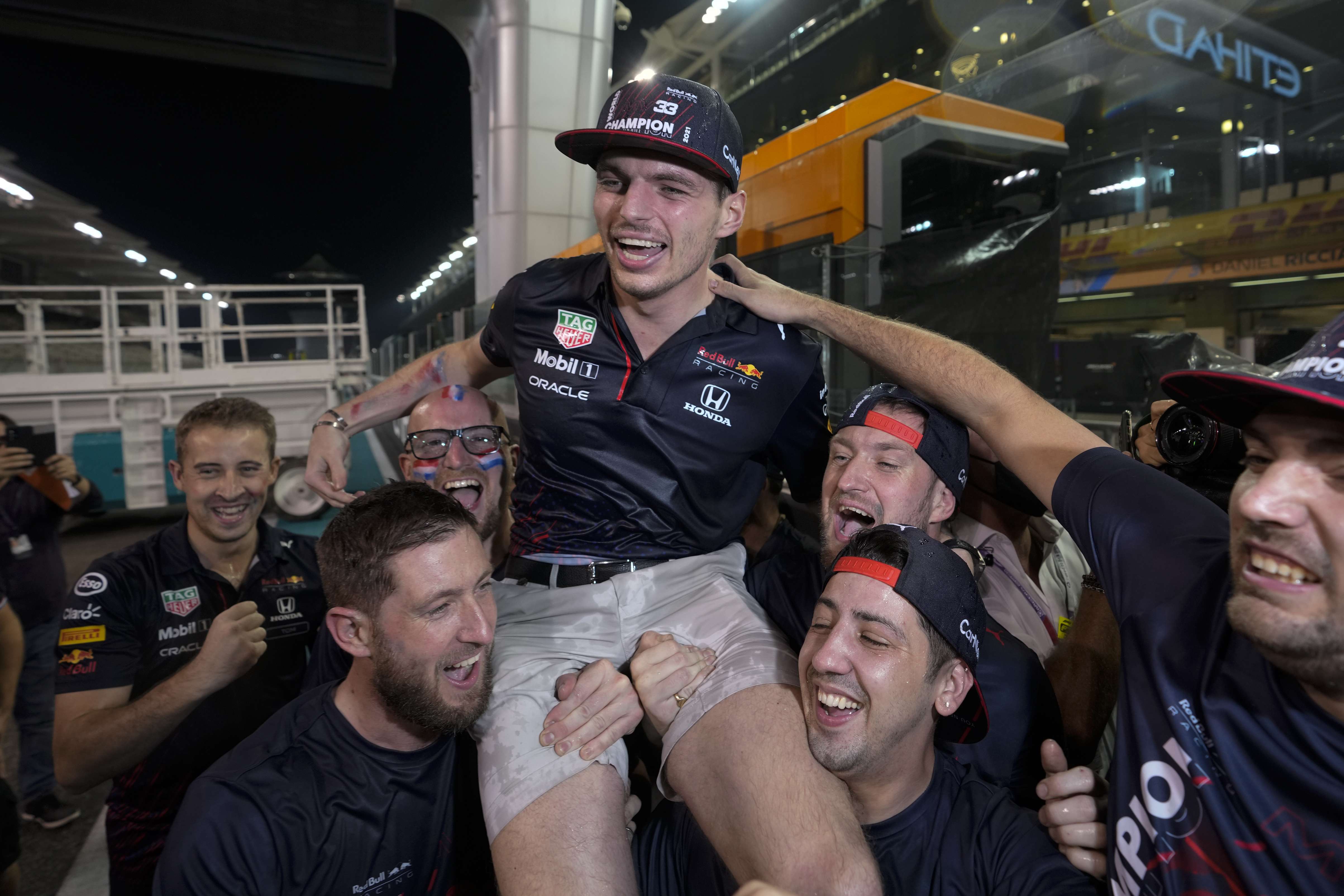 Verstappen tregon se Hamiltoni dhe udhëheqësi i Mercedesit e kanë uruar për titullin