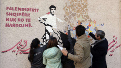 Artistët afganë të evakuuar nga Kabuli pikturojnë muralin në Tiranë, “Faleminderit Shqipëri”