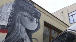 Kukulla me veshjen e Hasit si mural nga artistja zvicerane