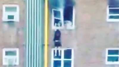 Dy të rinj lëshohen nga kati i katërt i ndërtesës në New York për t’i shpëtuar zjarrit