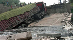 Katër të vdekur në Kinë pasi një urë u shemb mbi autostradë