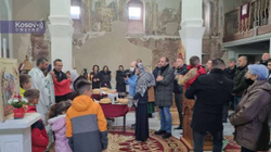 Serbët mbajnë liturgji në kishë në Prishtinë