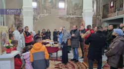 Serbët mbajnë liturgji në kishë në Prishtinë