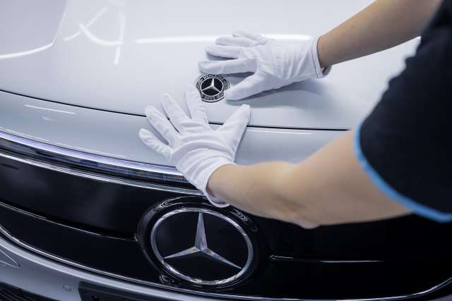 Mercedesi “nderon” 100 mijë punëtorë me nga 6 mijë euro