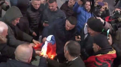 Një i ri lëndohet teksa heq nga shtylla një flamur serb në Tiranë