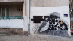 Sërish hidhet ngjyrë mbi muralin kushtuar kriminelit të luftës Mlladiq