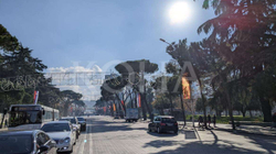 Tirana dekorohet me flamuj të Serbisë