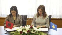 Kosova e Shqipëria nënshkruajnë marrëveshjen për abetaren e përbashkët
