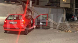 Një veturë përplaset në shtyllën e rrymës në Pejë