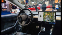 Hetohen veturat Tesla në SHBA, shkak opsioni për të luajtur lojëra në “touchscreen”