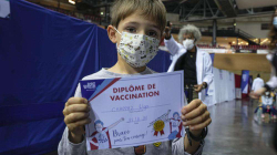 Fëmijët francezë presin në radhë për vaksinim