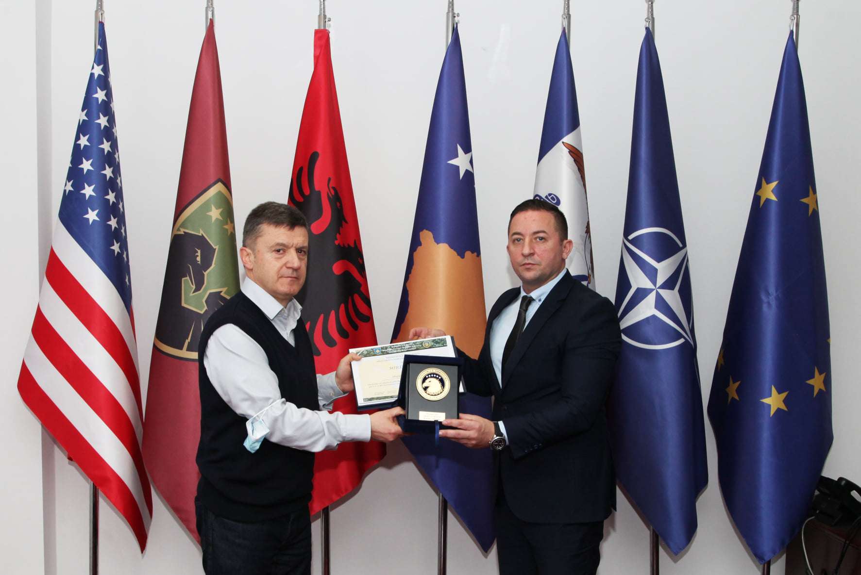 Ministri i Mbrojtjes ndan medalje për familjen e Adem Demaçit