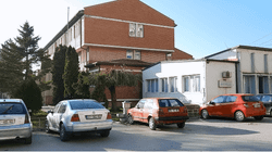 Ndëshkohet infermierja në Lipjan që ia dha infuzionin pacientit në oborr të QKMF-së