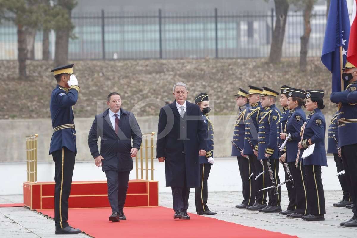 Ministri i Mbrojtjes së Turqisë pritet në Kosovë me nderime ushtarake