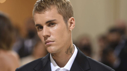 Justin Bieber publikon foto me tri gratë e tij të preferuara