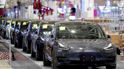Tesla kapërcen parashikimet, shitje rekorde në tremujorin e katërt të 2021-tës