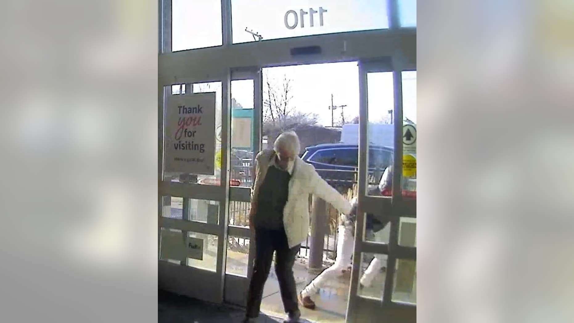Nëna e dorëzon në polici djalin që tentoi ta plaçkiste një të moshuar
