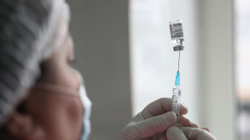 Franca rekomandon marrjen e vetëm një doze të vaksinës për ata që kanë qenë të infektuar