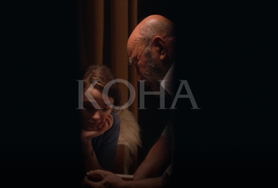 Skenë nga filmi “Zgjoi”, ku shihet vajza e Fahrijes, Zana (e interpretuar nga Kaona Sylejmani) dhe Haxhia (Çun Lajçi). Është kjo një nga teknikat e veçanta të xhirimit nga regjisorja, Blerta Basholli