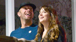 Chris Martin dhe Dakota Johnson kanë filluar të jetojnë bashkë, pas tri viteve në lidhje