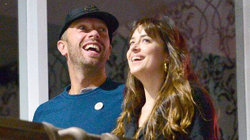 Chris Martin dhe Dakota Johnson kanë filluar të jetojnë bashkë, pas tri viteve në lidhje