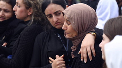 Komuniteti jazidi varrosin 104 viktimat nga masakra e ISIS-it