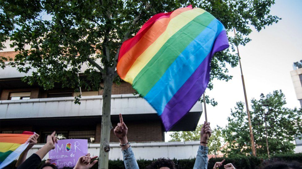 Policia ruse rikthen në Çeçeni dy burra homoseksualë, një vit pas arratisjes