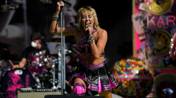 Miley Cyrus përlotet gjatë interpretimit live të hitit “Wrecking Ball”