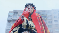 Rita Ora shkëlqen me veshje tradicionale shqiptare në videoprojektin e ri