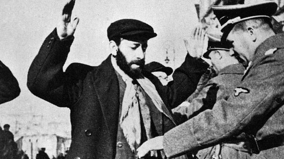 Gjykata në Poloni urdhëron dy historianë të Holokaustit të kërkojnë falje