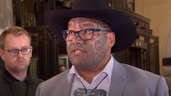 Mosvënia e kravatës nga deputeti nxit debat në Kuvendin e Zelandës së Re