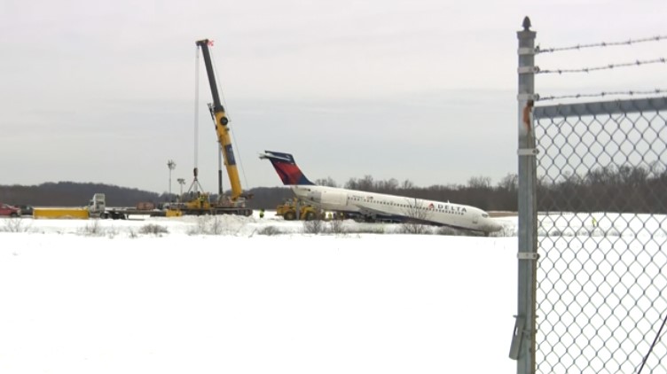 Aeroplani rrëshqet nga pista në Pittsburgh, s’raportohet për të lënduar