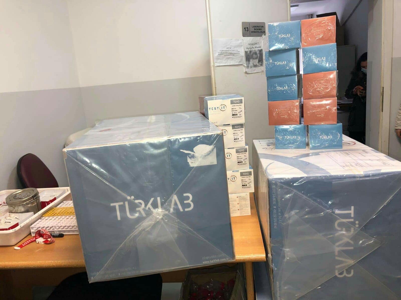 Komuna e Gjakovës pranon 5 mijë teste rapide për komisionerë dhe vëzhgues të zgjedhjeve