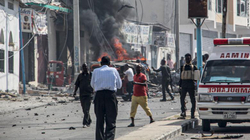 Një i vdekur e dhjetëra të plagosur në një sulm me bombë në kryeqytetin e Somalisë