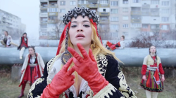 Rita Ora shfaqet në ekranin e madh të New Yorkut me veshje kombëtare shqiptare